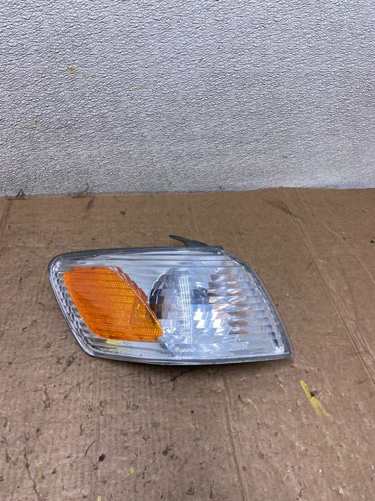 2000 - 2001 Toyota Camry Front Right Passenger RH Turn Signal Oem AA35600
