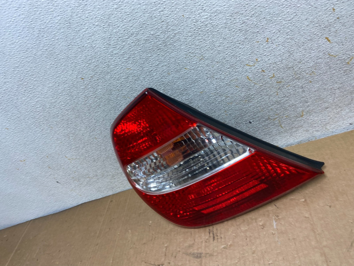 2002 2003 2004 Toyota Camry Left Driver LH Side Tail Light AI8927 LK1