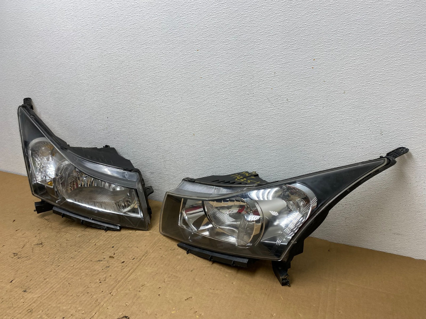 2011 to 2015 Chevrolet Cruze Halogen Left+Right Set Headlights AC8164 DW1