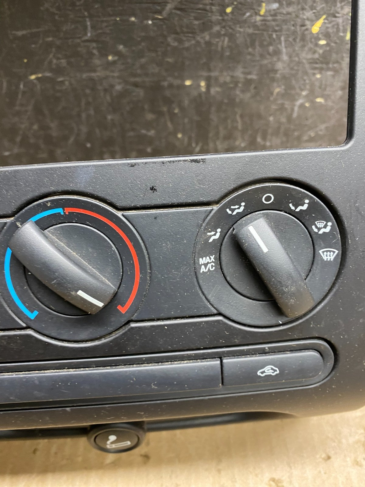 2004 to 2008 Ford F150 Radio Climate Dash Bezel Surround Black ac6695 DG3