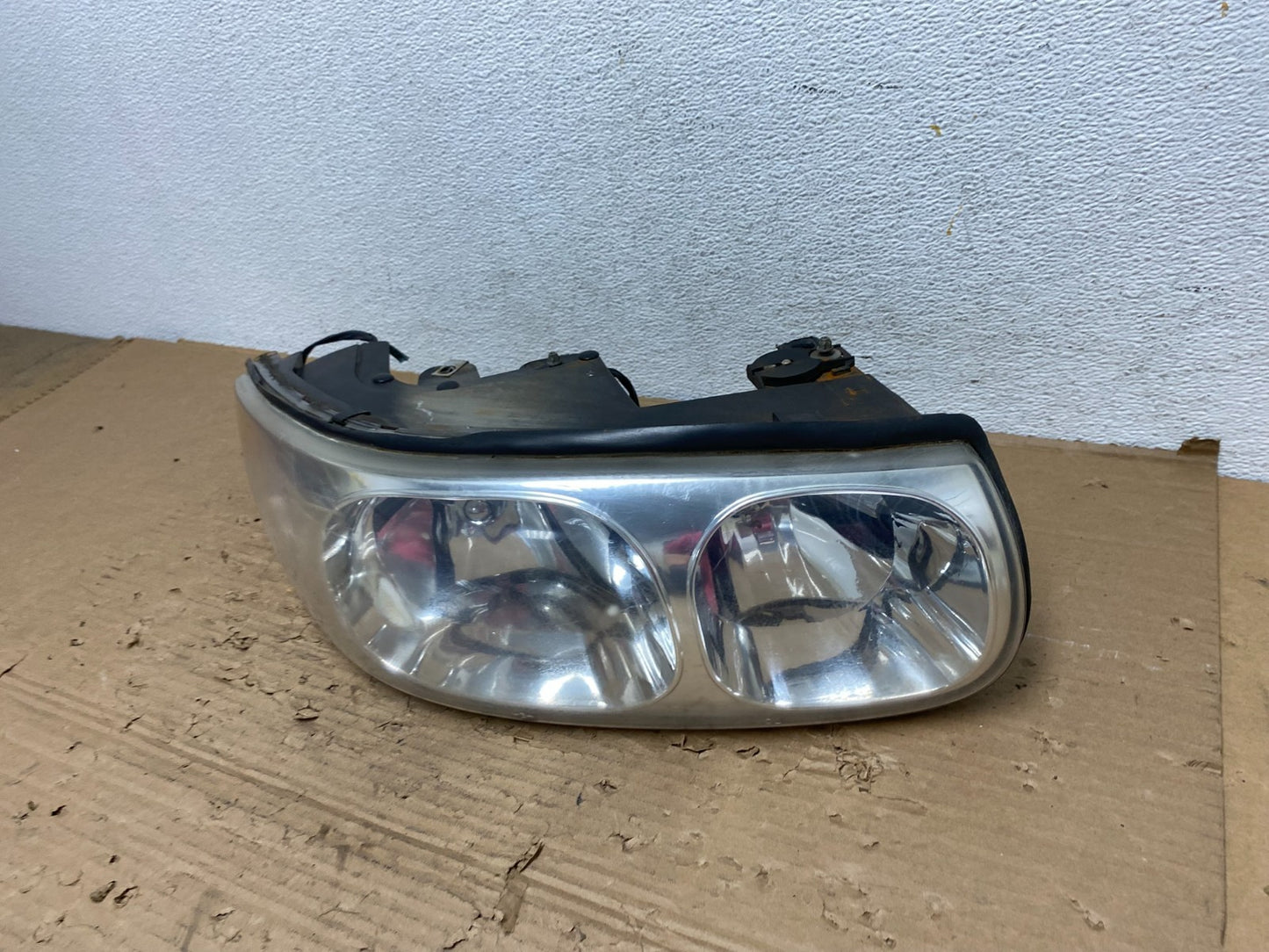 2000 to 2005 Buick Lesabre Headlight Right Passenger Side Halogen AD4379 DW1