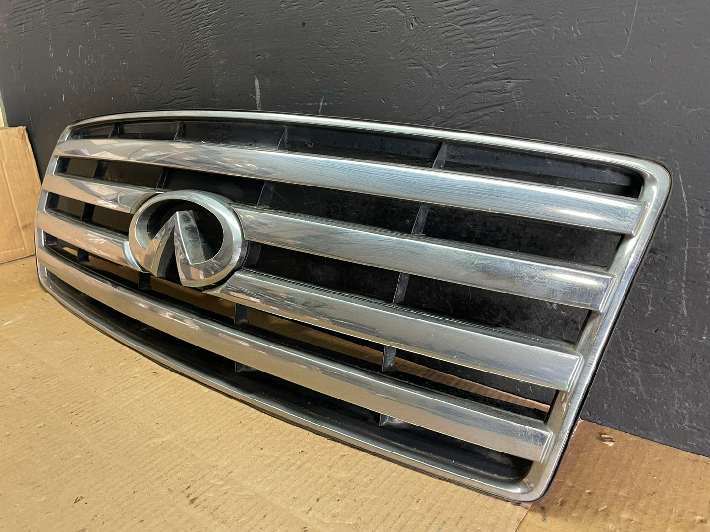 2004 to 2007 Infiniti QX56 Front Upper Chrome Grill Grille AB7681 DG2