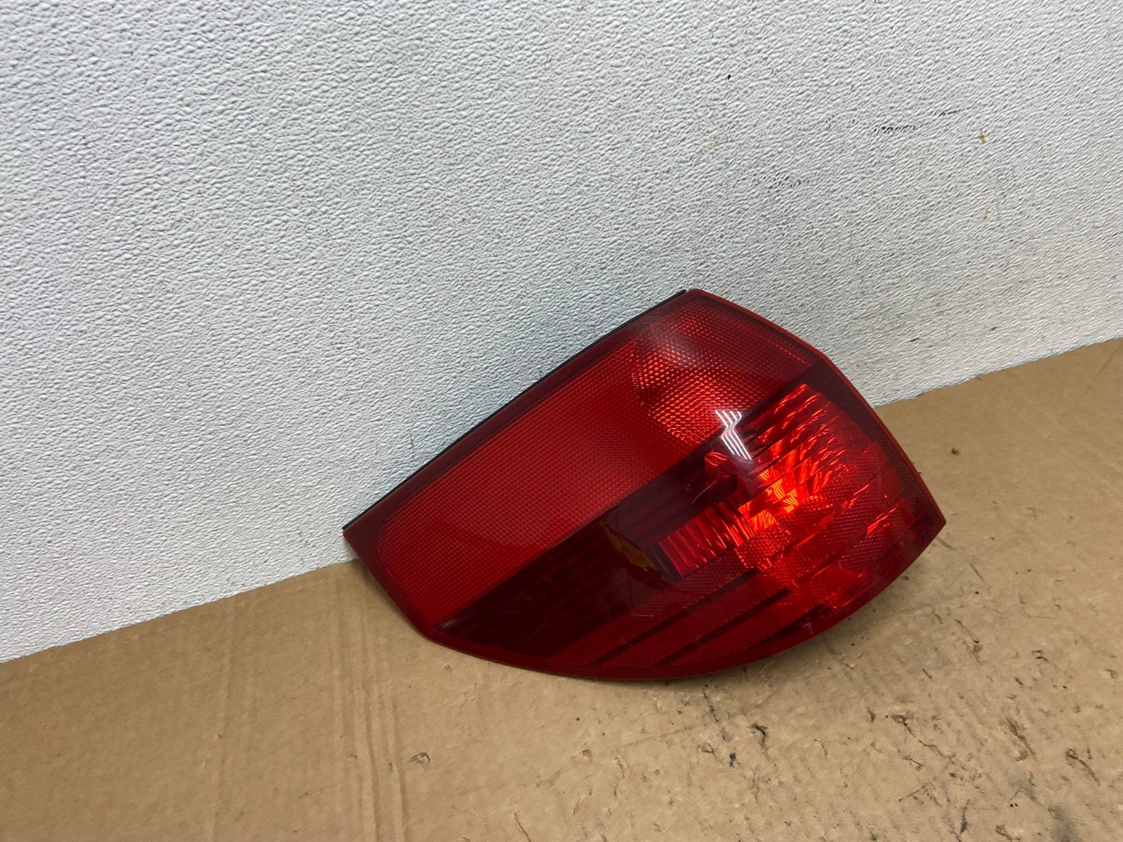 2004 to 2005 Toyota Sienna Left Driver LH Side Tail Light AD3311 LK2