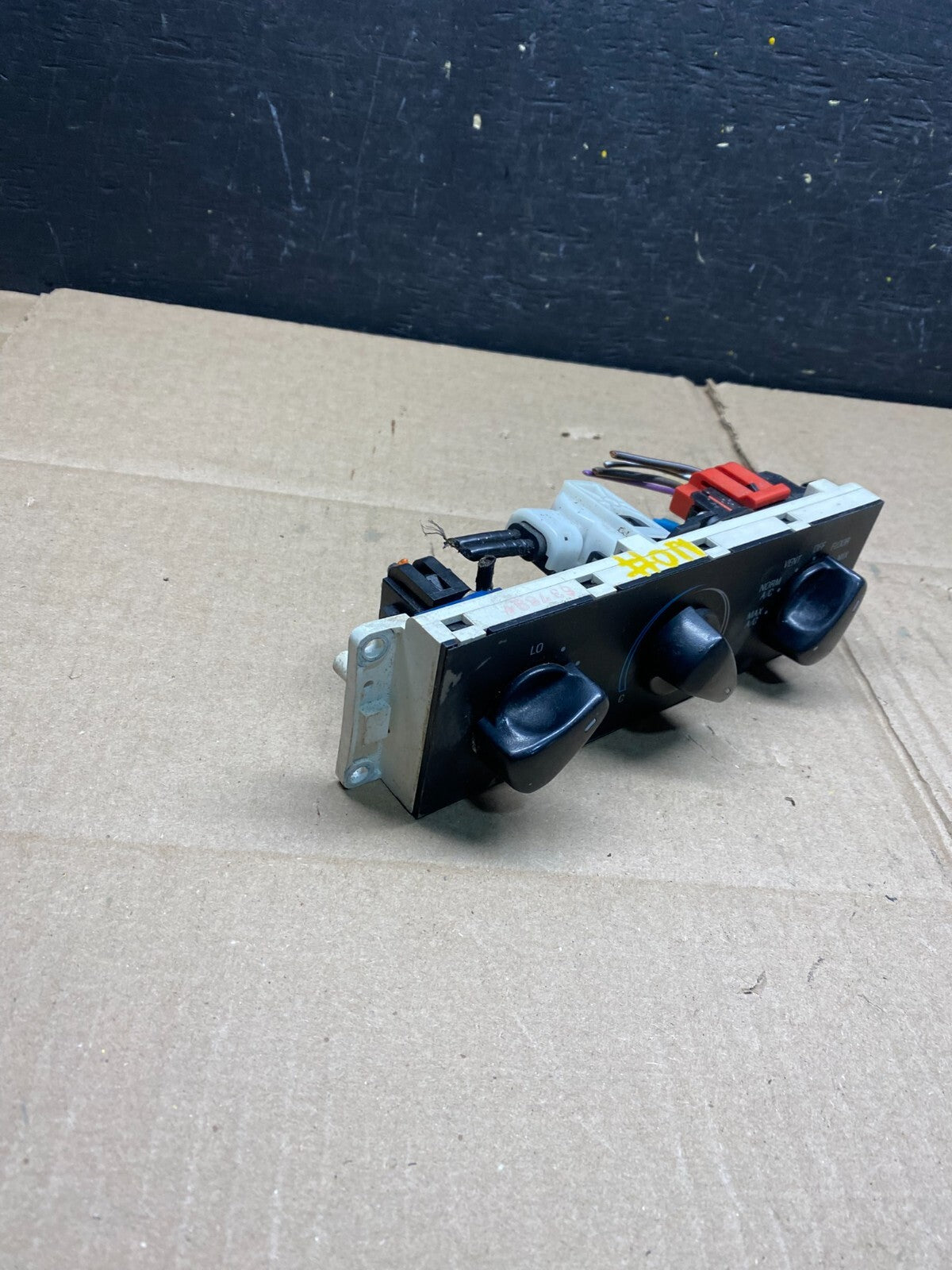 1995 to 1997 Ford Crown Victoria A/C Control L52301