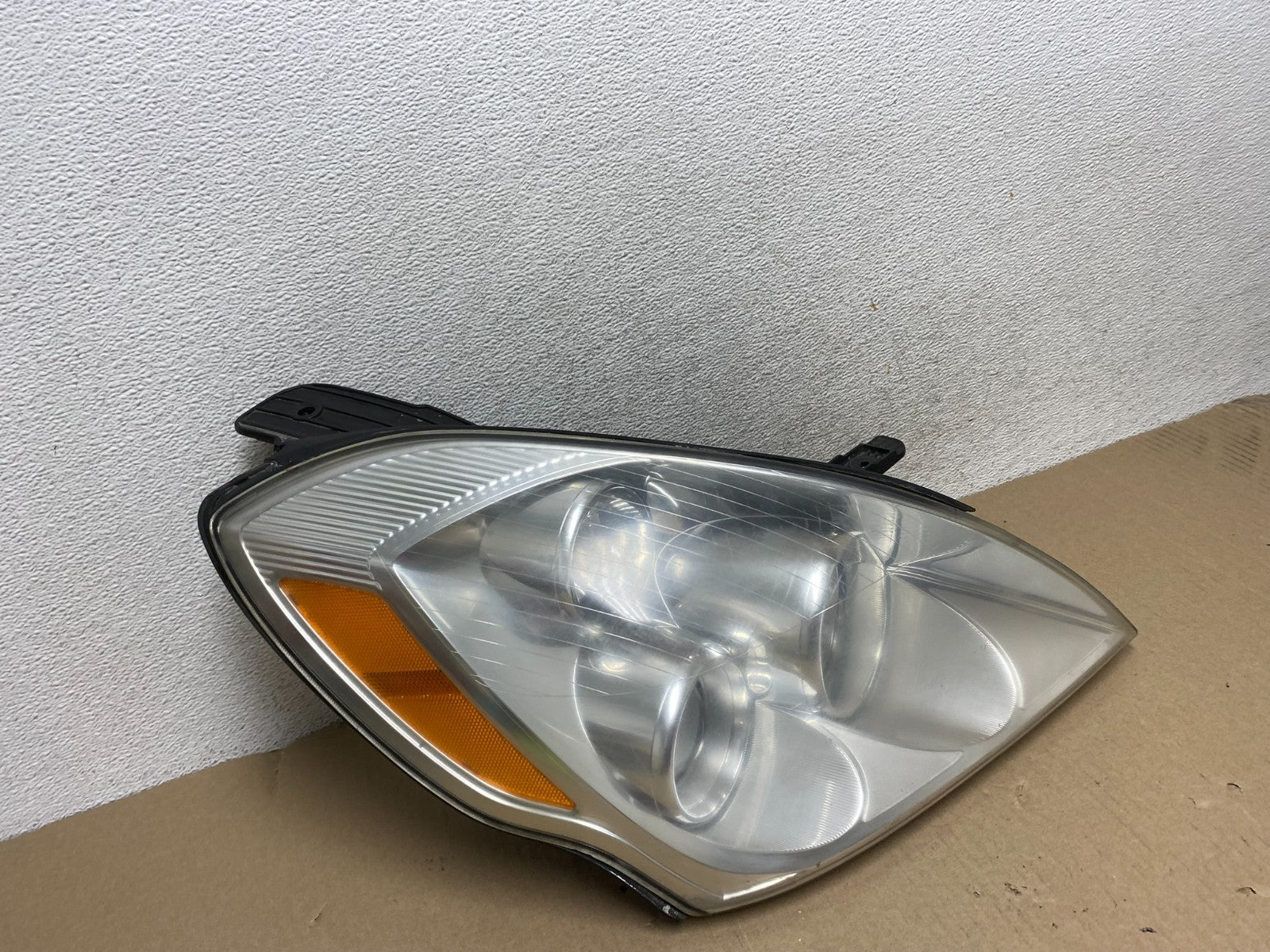 2007 - 2010 Hyundai Entourage Right Passenger Halogen Headlight AG6818 DW2