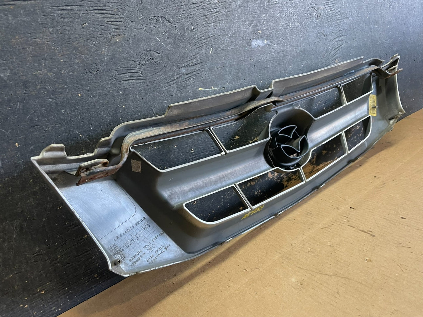 2005 - 2006 Mazda Tribute Front Upper Grille Grill Oem aa2255 DG7