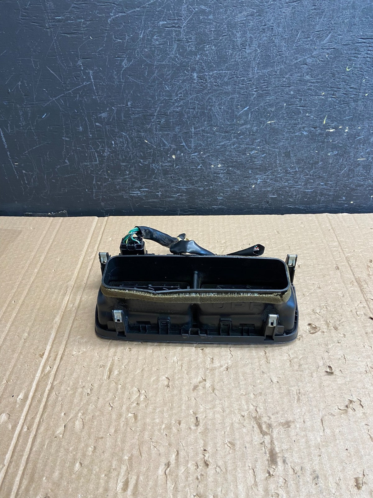 1997 to 2001 Lexus ES330 ES300 Front Center Side Air Vent AF6443 DW4