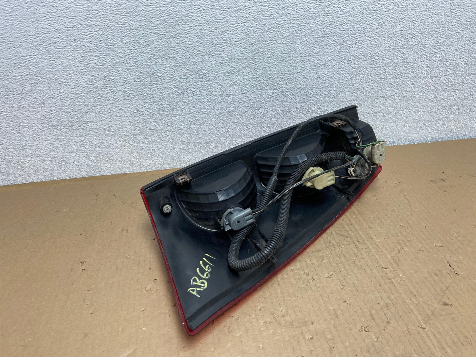 2002 - 2006 Chevrolet Avalanche Right Passenger Rh Side Tail Light OEM AB6611 LK4