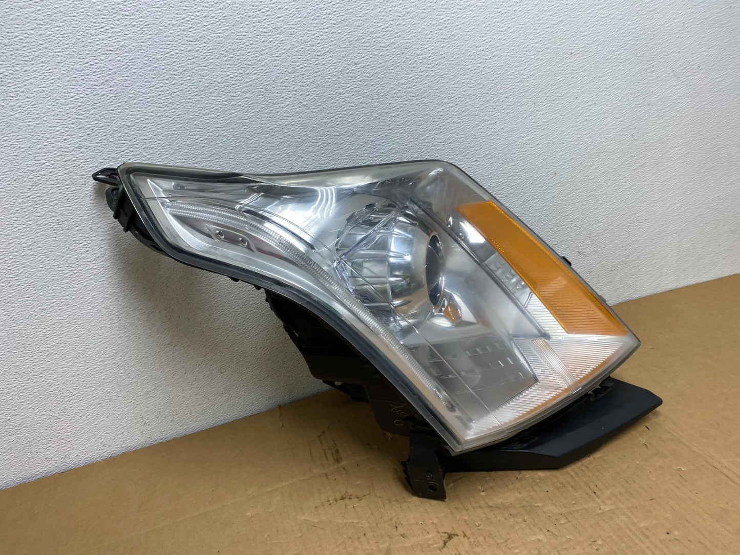 Xenon 2010 to 2016 Cadillac SRX Right Passegner Side Headlight AC7601 DW2