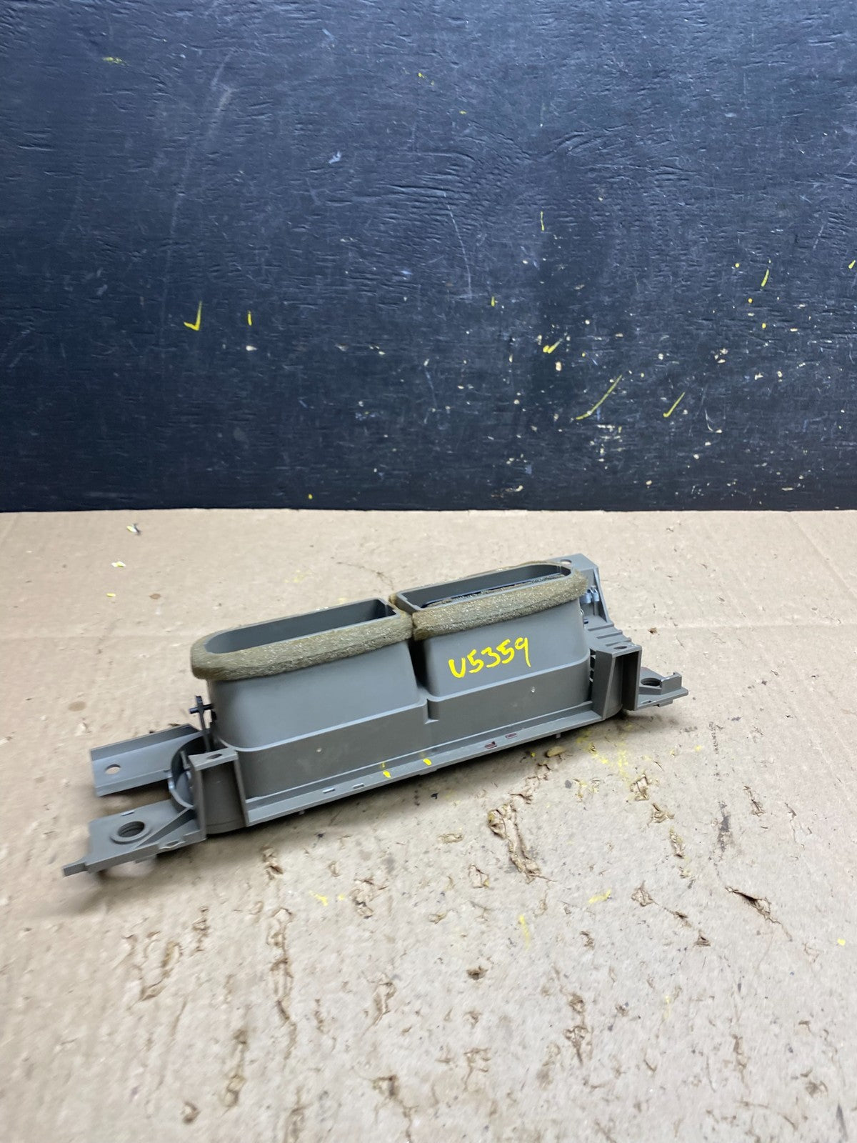 1997 to 1999 Cadillac Deville Front Center Dash A/C Air Vent U5359 DG4