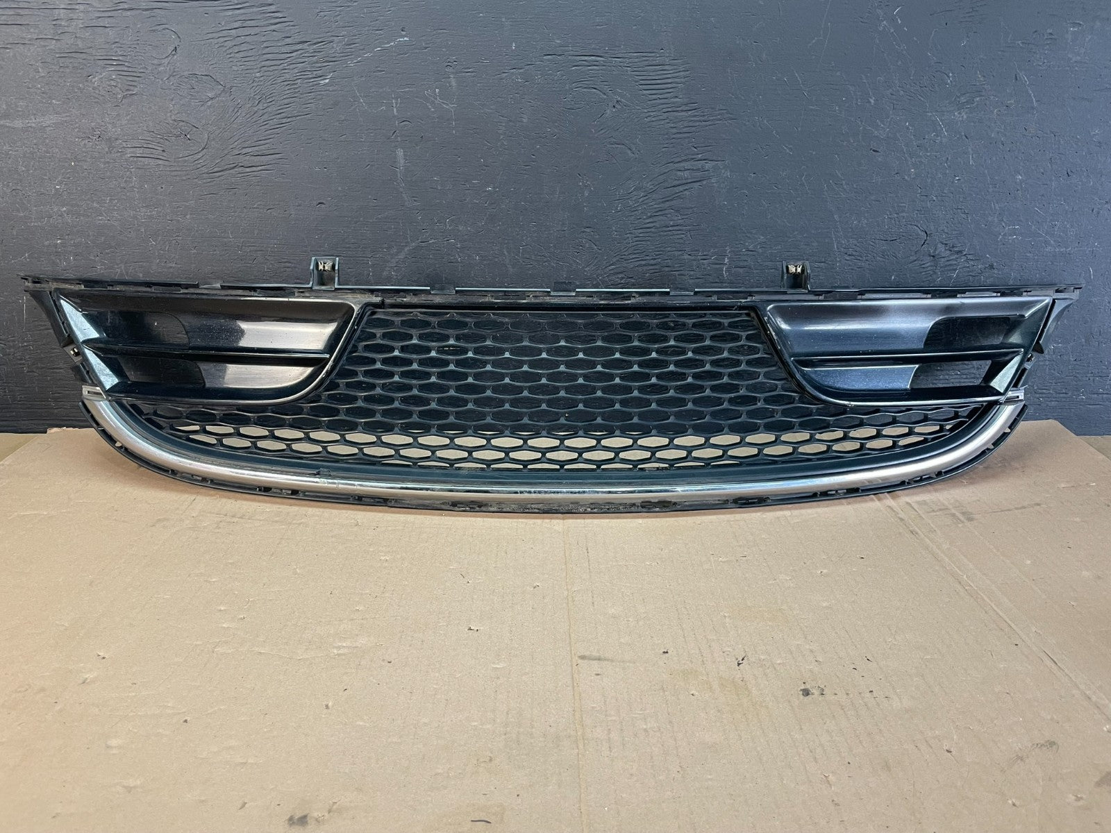 2015 2016 2017 Chrysler 200 Front Lower Grill Grille AD8414 DG0