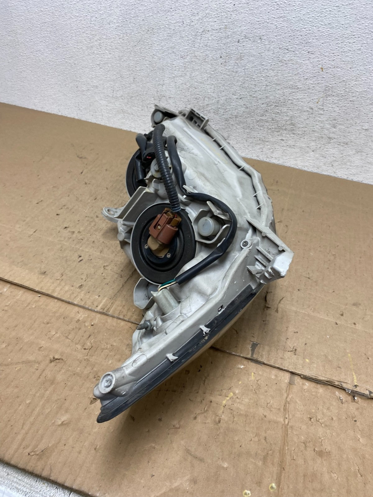 2005 to 2006 Toyota Camry Left Driver LH Halogen Headlight AE6605 DW7