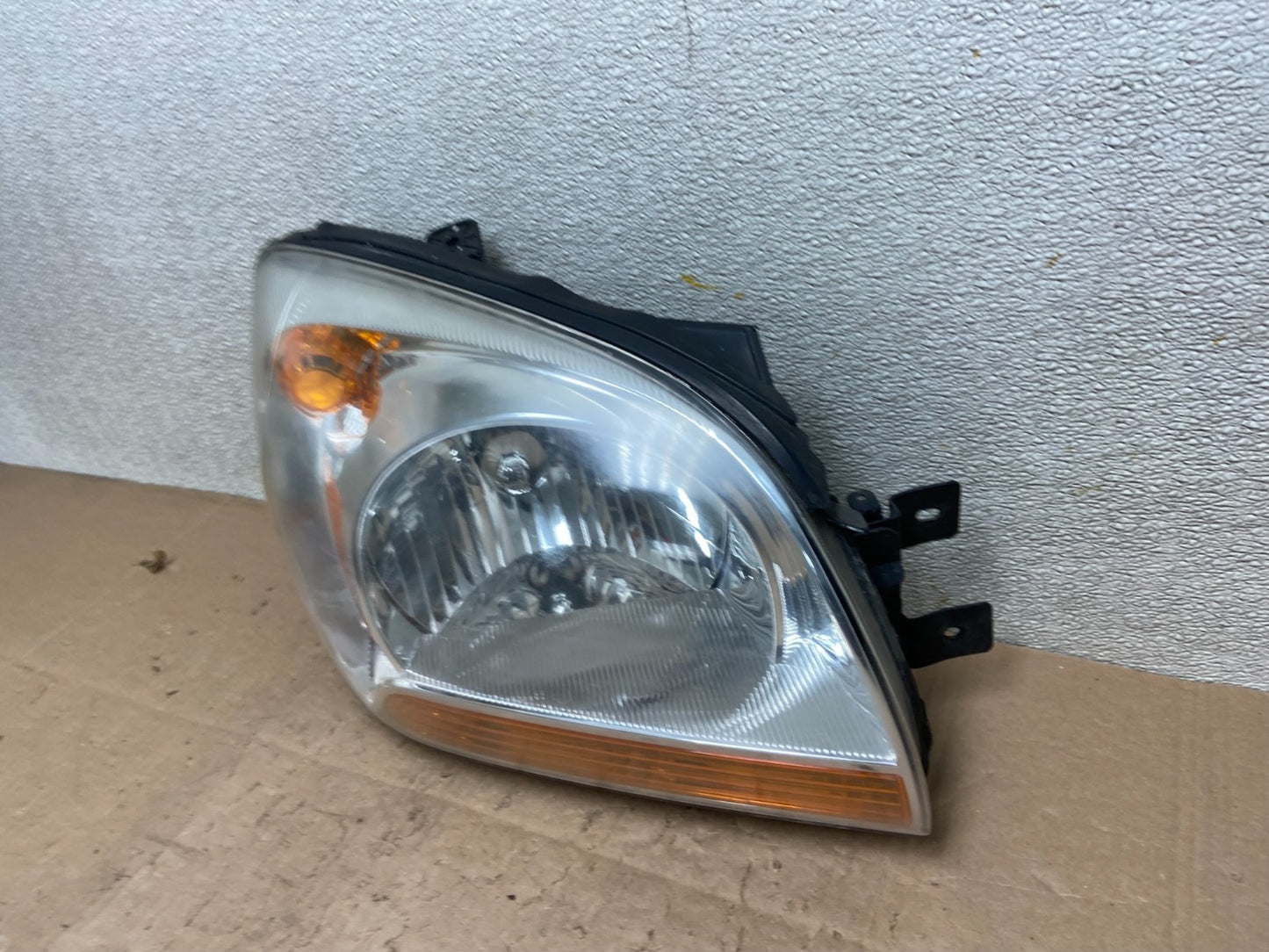 2005 to 2006 Kia Sportage Right Passenger RH Halogen Headlight OEM Y2971 DW1