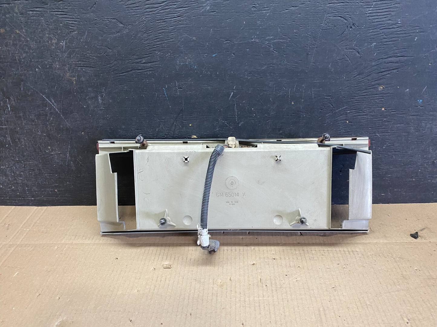 1987 - 1993 Cadillac Allante Center Tail Light License Plate Holder i7438 PS3