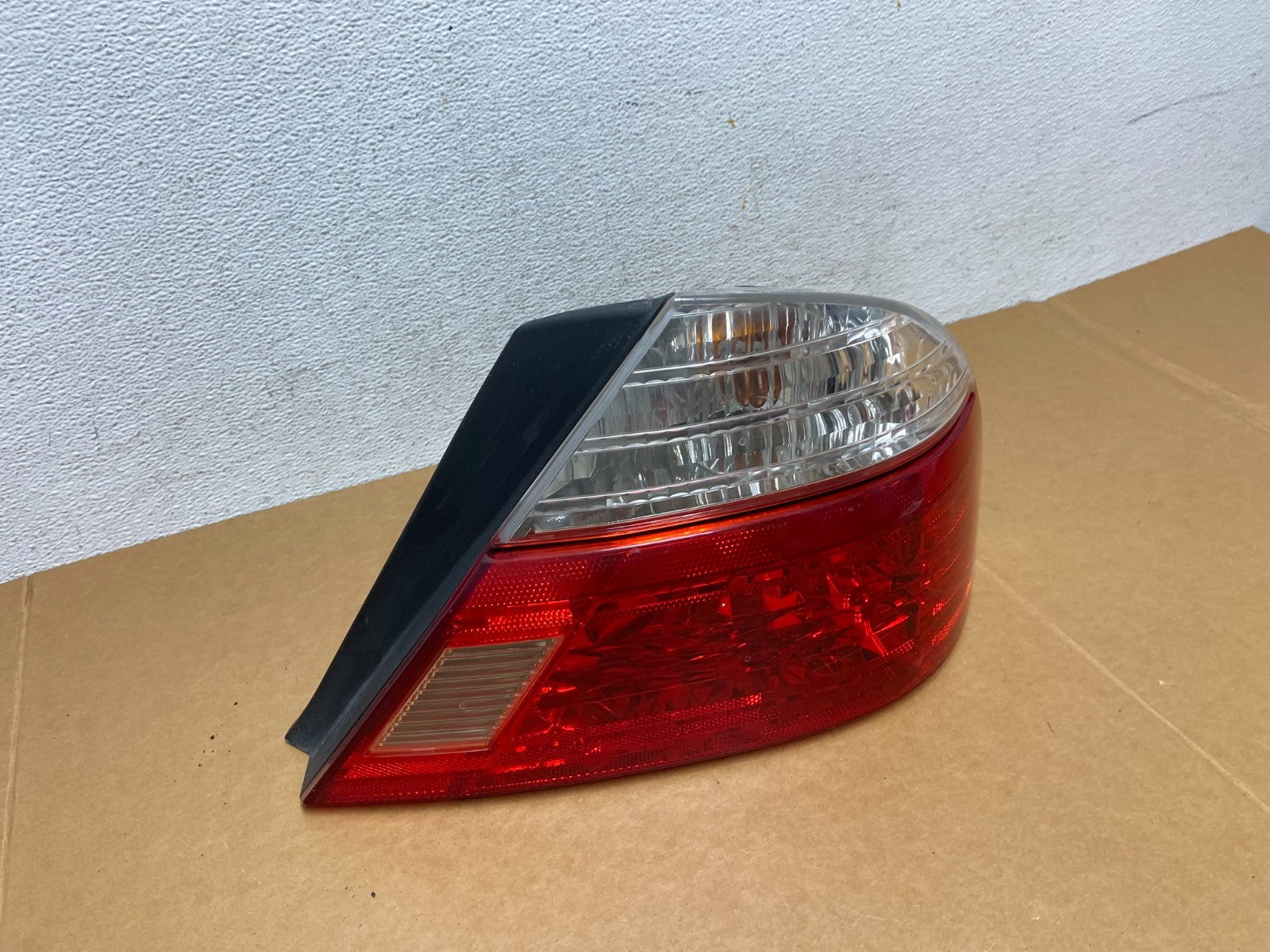2003 to 2004 Toyota Avalon Right Passenger RH Side Tail Light AD8861 DW2
