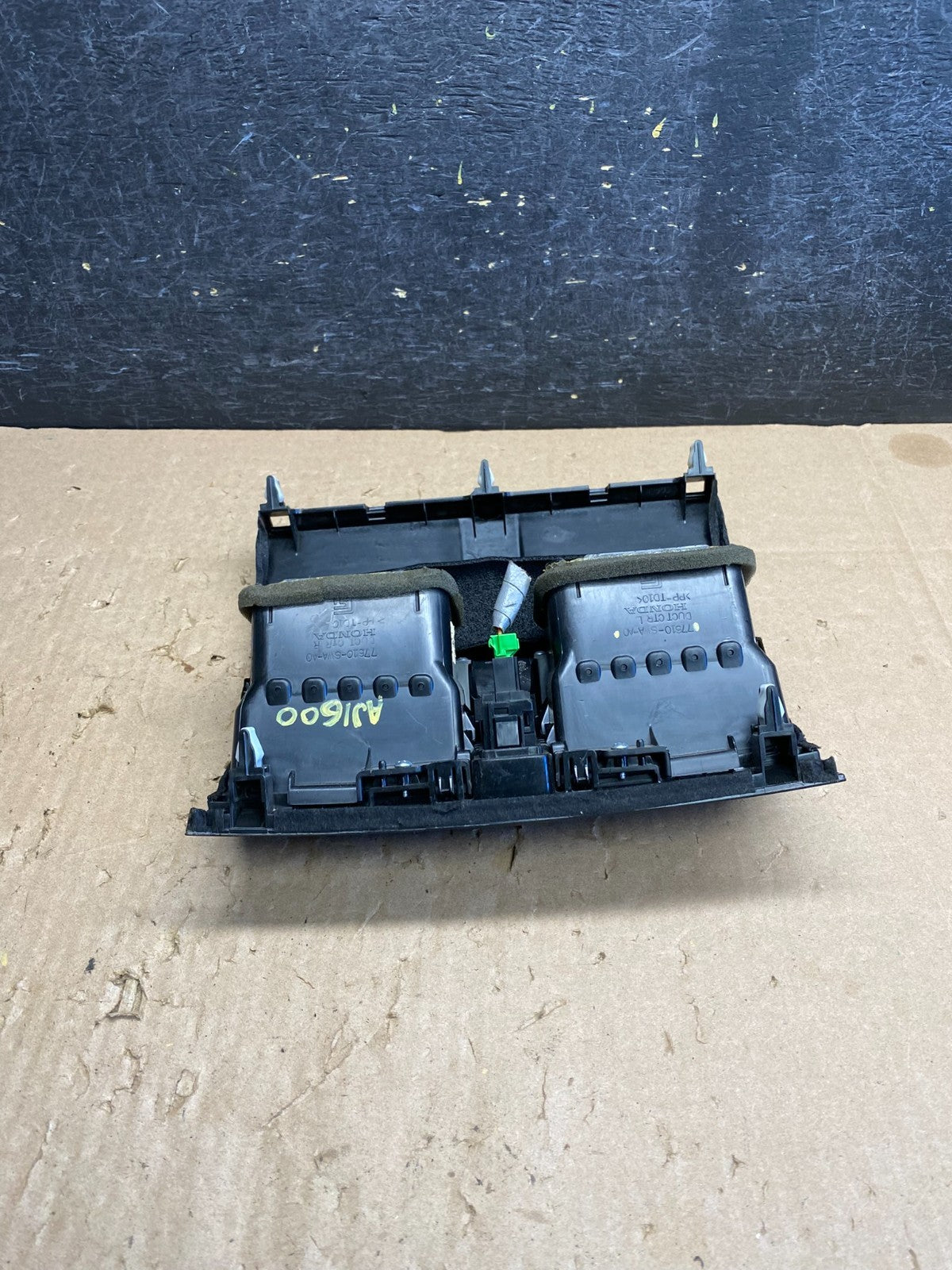2007 to 2011 Honda CRV CR-V Front Center Panel Clock Air Vent AJ1600 DG3