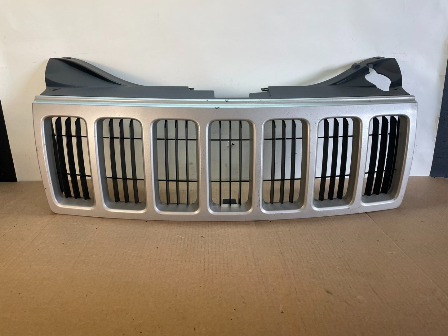 2008 2009 2010 Jeep Grand Cherokee Front Upper Grill Grille AH0068 DG0