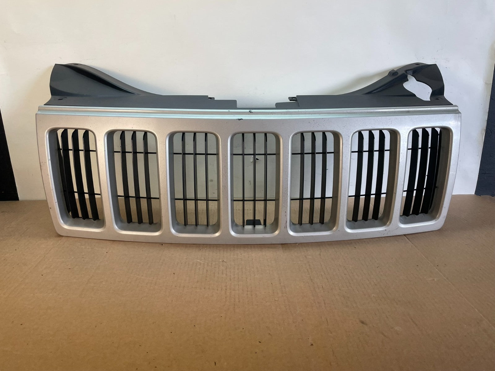2008 2009 2010 Jeep Grand Cherokee Front Upper Grill Grille AH0068 DG0