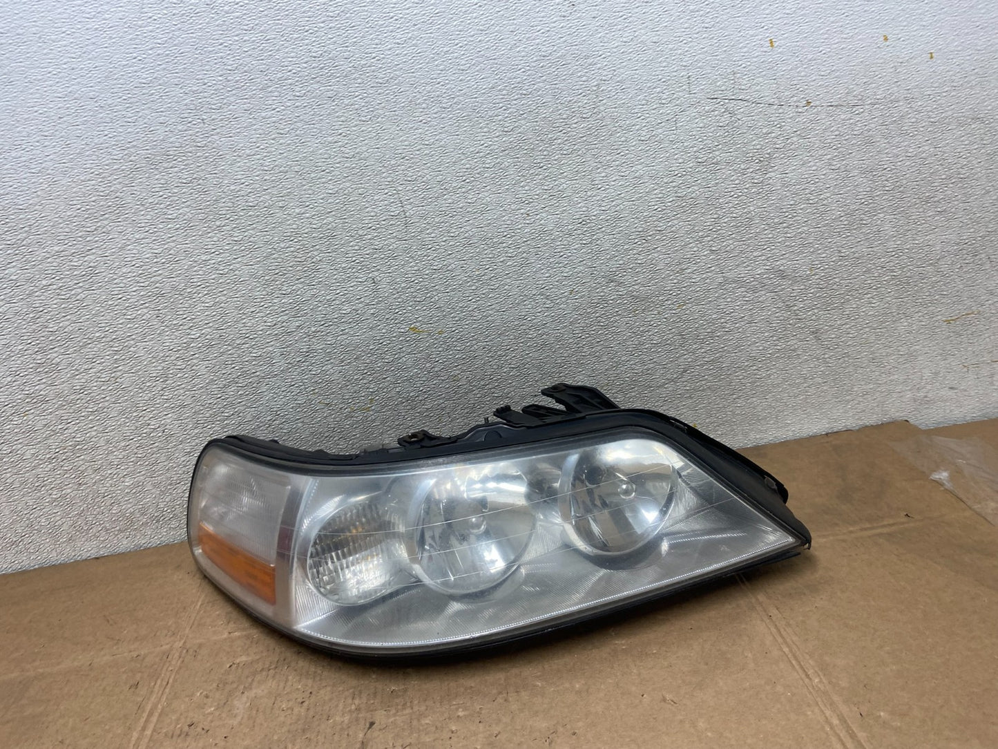 2005 to 2011 Lincoln Town Car Right Passenger Rh Side Headlight OEM Y5630 DW0