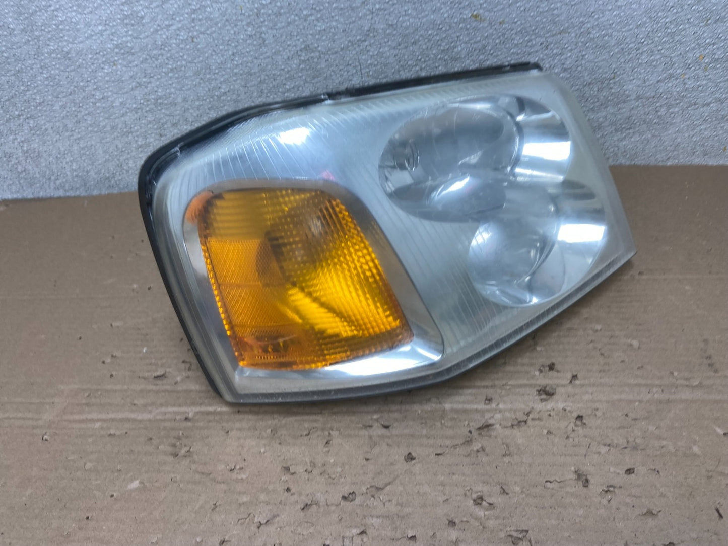 2002 to 2009 Gmc Envoy Right Passenger RH Side Headlight Halogen AB1597 DW2