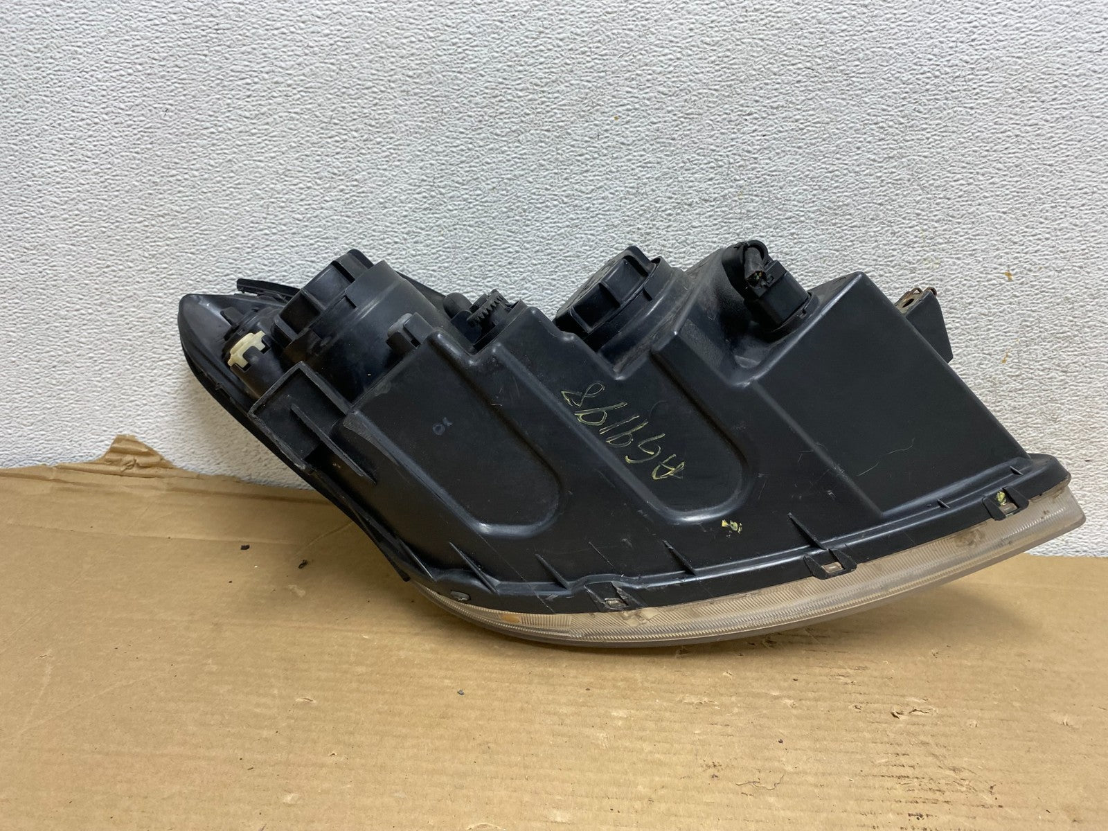 2010 to 2012 Hyundai Elantra Touring Left Driver Headlight Halogen AG9198 DW8