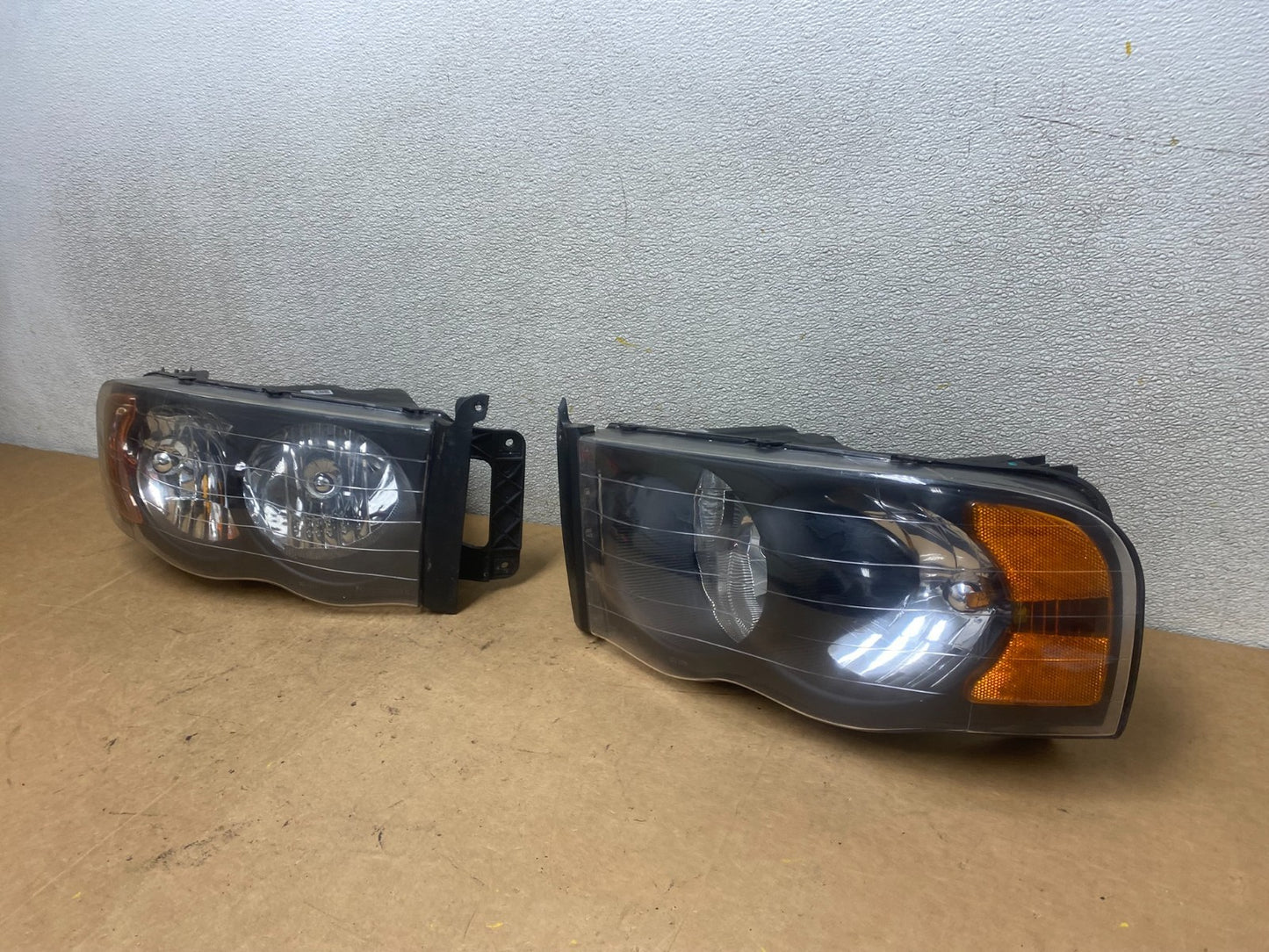 2002 to 2005 Dodge Ram Left+Right Side Halogen Headlights X5331 DW1