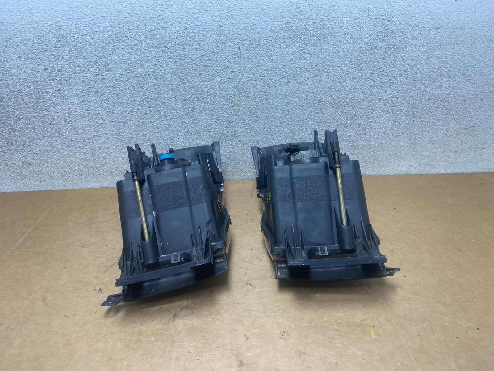 2002 to 2005 Dodge Ram Left+Right Side Halogen Headlights X5331 DW10