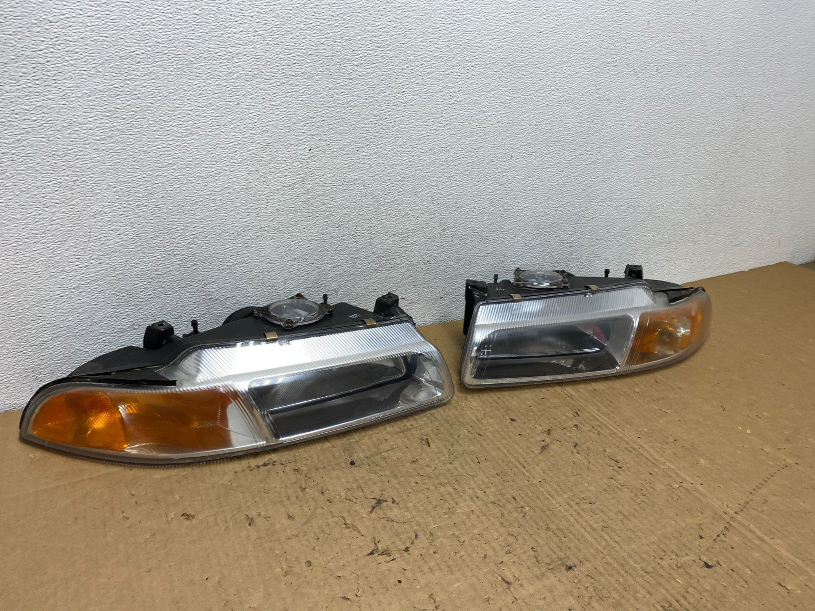 1995 to 2000 Dodge Stratus Left+Right Halogen Headlights AC8119 DW2