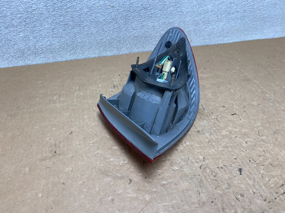 2003 to 2005 Toyota Corolla Left Driver Lh Side Tail Light V5182 DW5