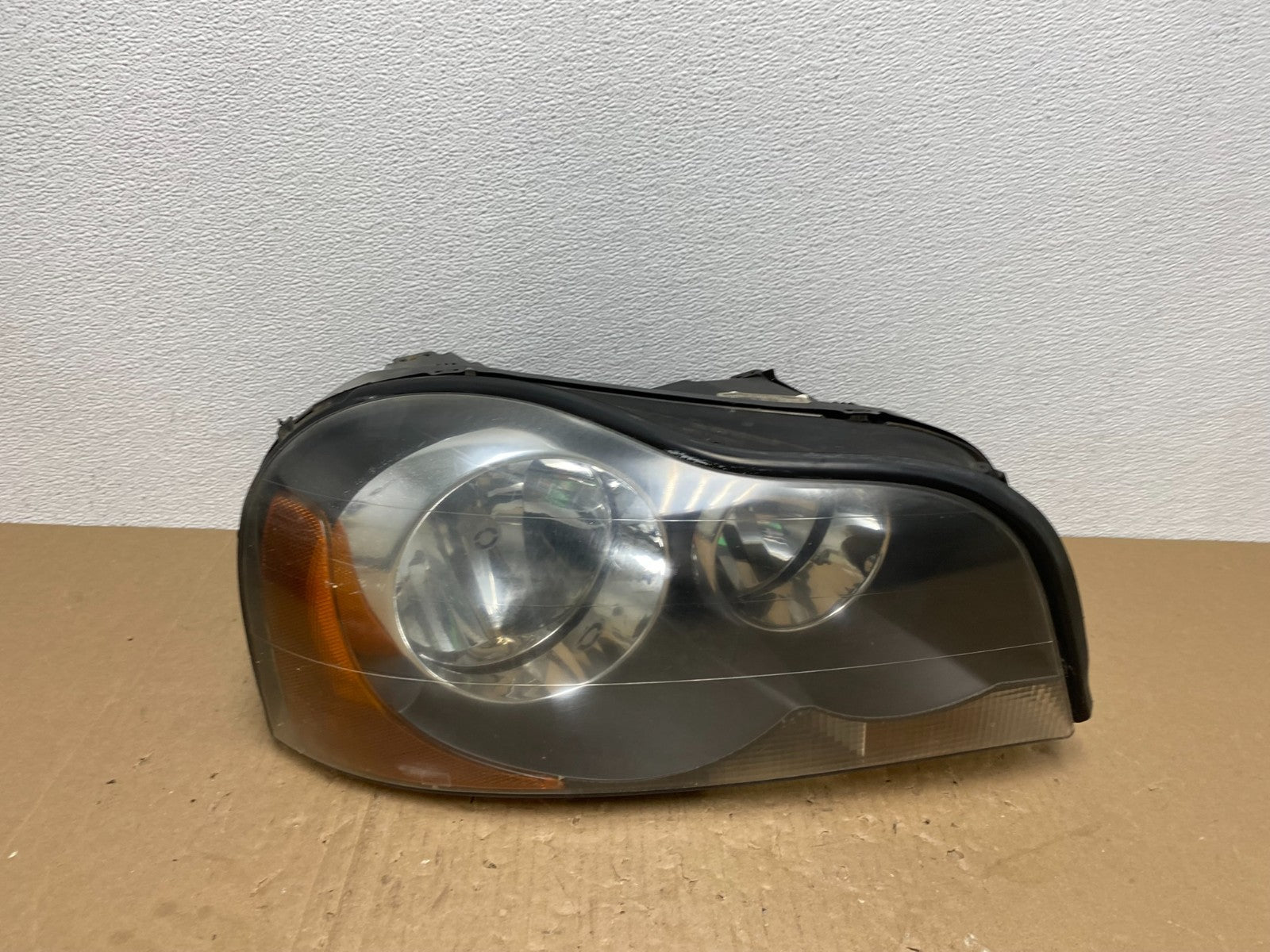 2003 to 2006 Volvo XC90 Right Passenger Rh Side Headlight Halogen AB6903 DW0