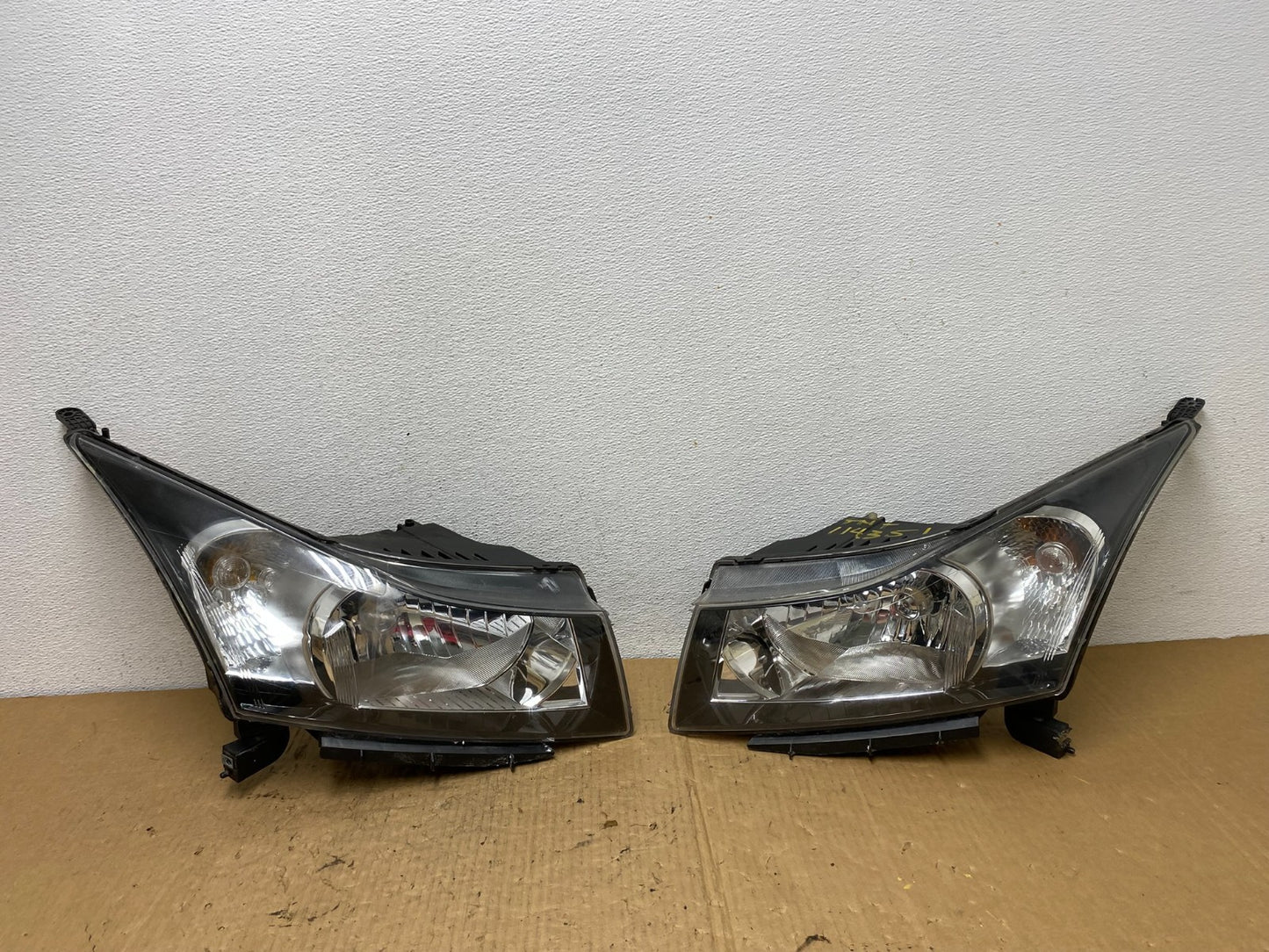 2011 to 2015 Chevrolet Cruze Halogen Left+Right Set Headlights AC8164 DW0