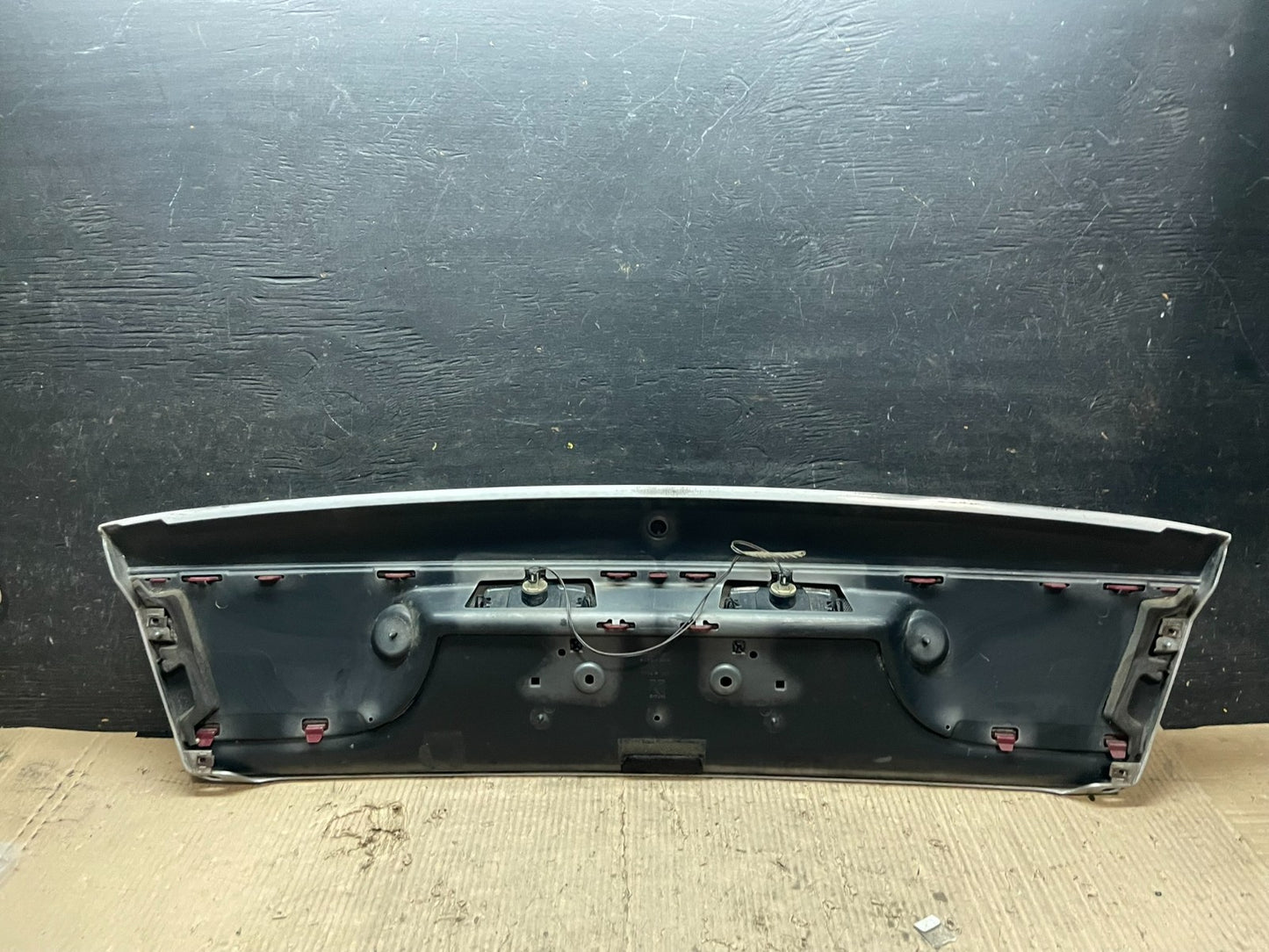 2000-2002 Saturn SL2 Sedan Center Tail Light Lid Trunk Rear Panel  V6799 DG7