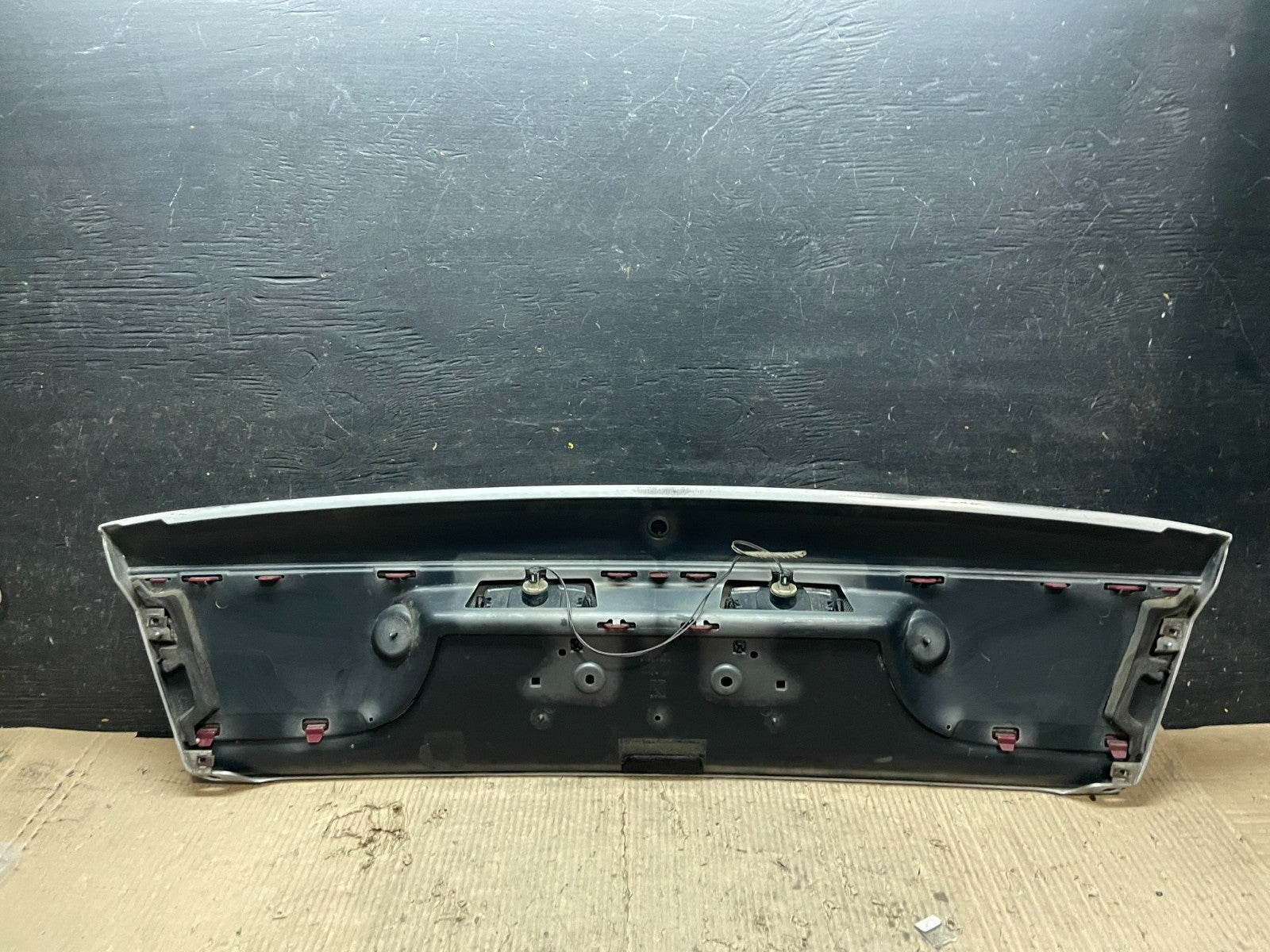 2000-2002 Saturn SL2 Sedan Center Tail Light Lid Trunk Rear Panel  V6799 DG7