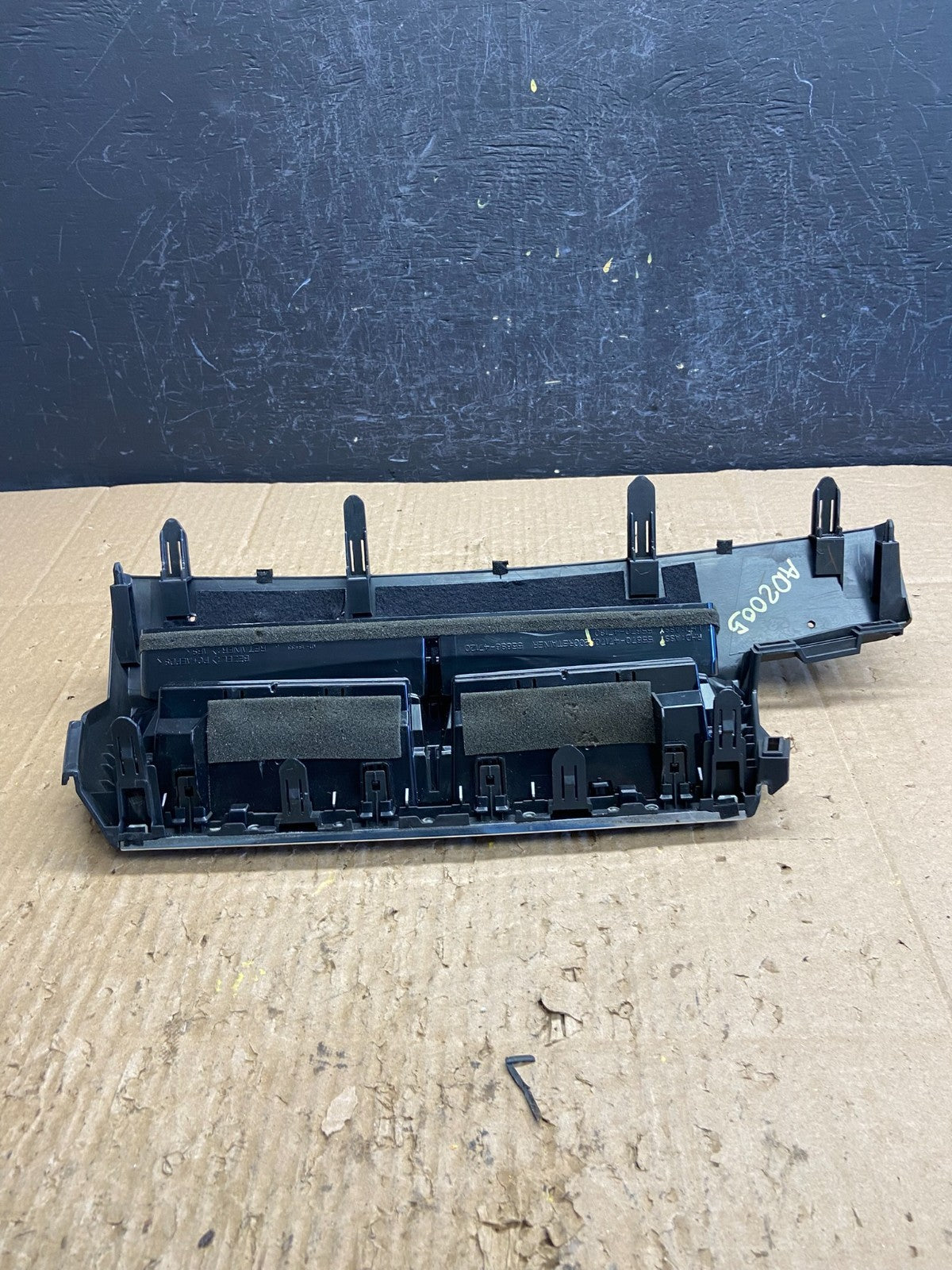 2012 to 2017 Toyota Prius V Center Dash A/C Air Vents With Trim AD2005 DG6