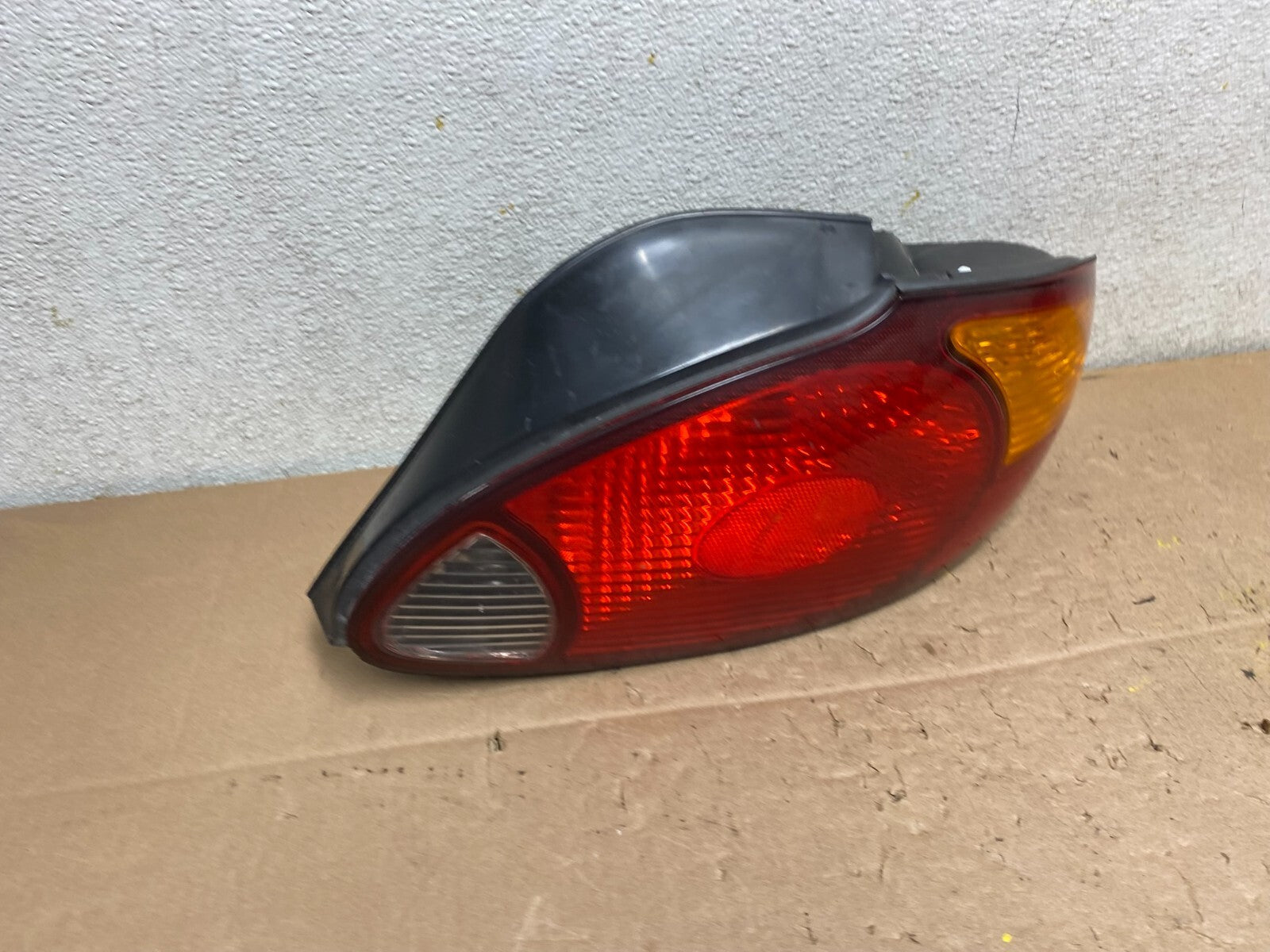 1999 2000 Hyundai Elantra Sedan Right Passenger RH Tail Light M3951 DW2