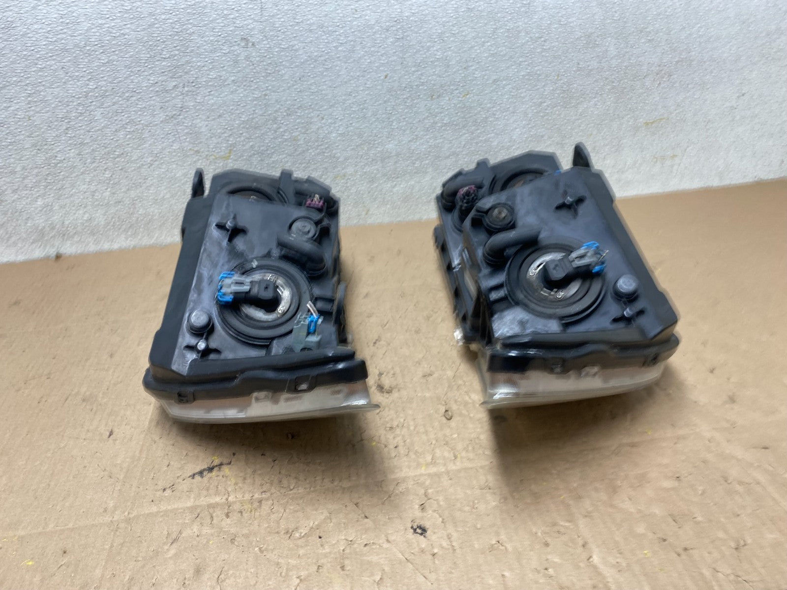 2009 to 2017 Dodge Journey Headlights Left+Right Set Halogen W0955 DW12