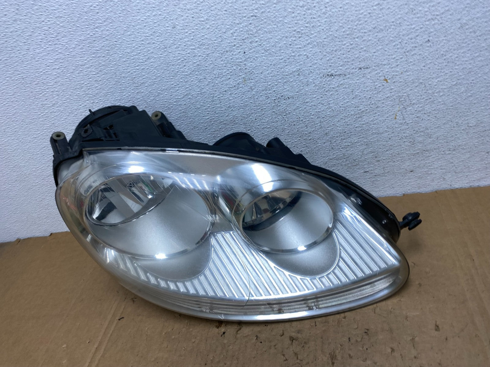 2005 - 2010 Volkswagen Jetta Right Passenger RH Side Headlight Halogen AD3293 DW1