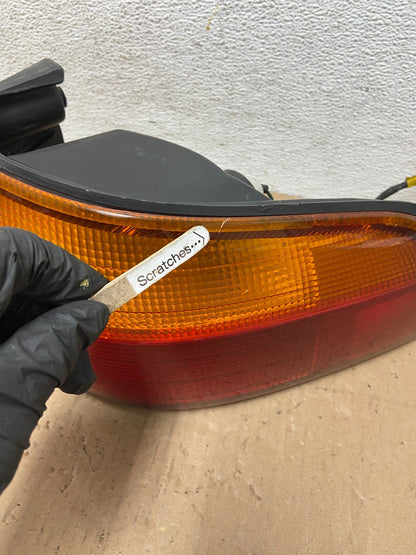 1998 1999 2000 Toyota Sienna Right Passenger Tail light AD7677 DW1
