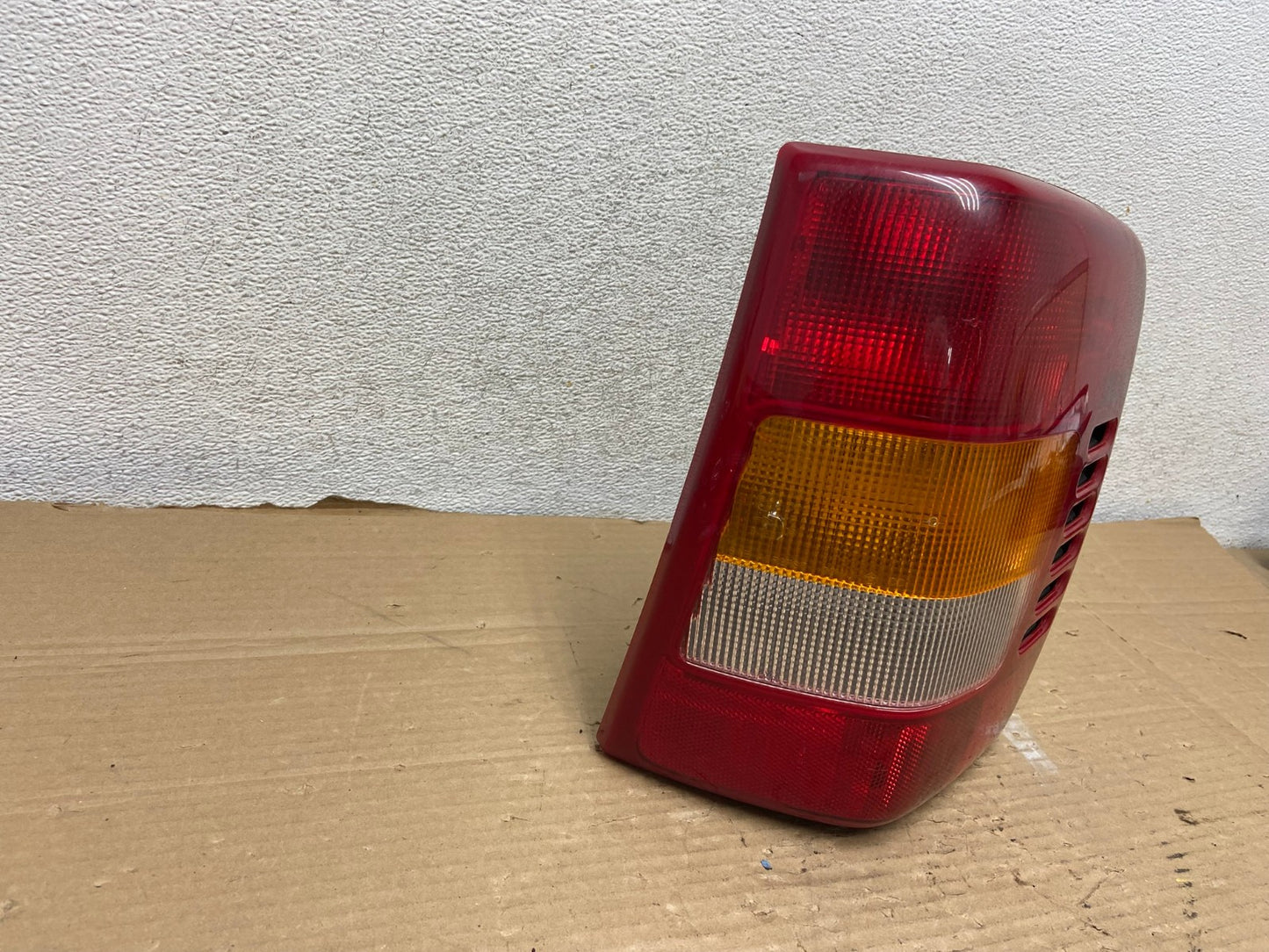 1999-2004 Jeep Grand Cherokee WJ Right Passenger Rh Tail Light AG9069 LK1