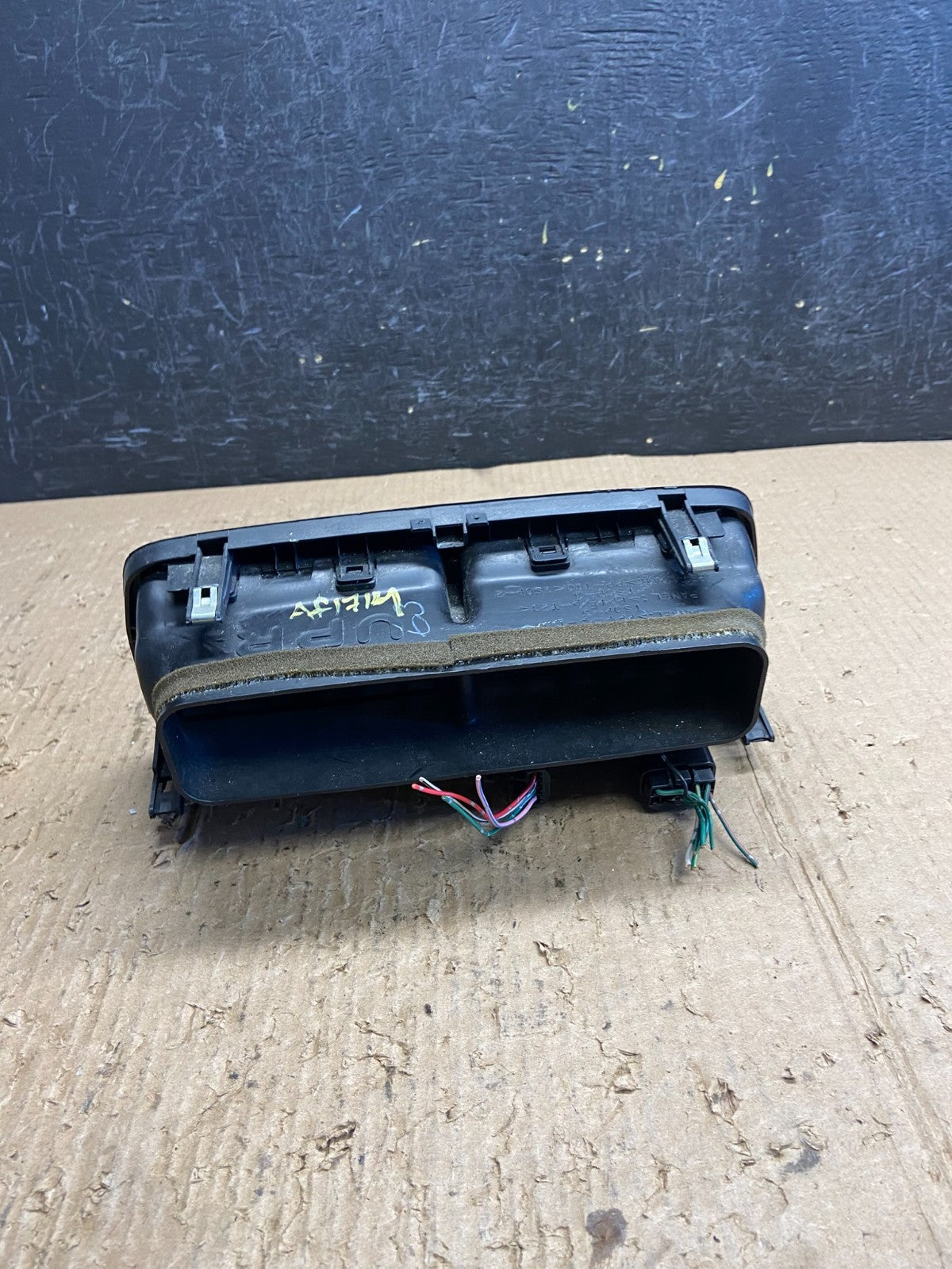 1997 to 2001 Lexus ES330 ES300 Front Center Side Air Vent AF1714 DG3