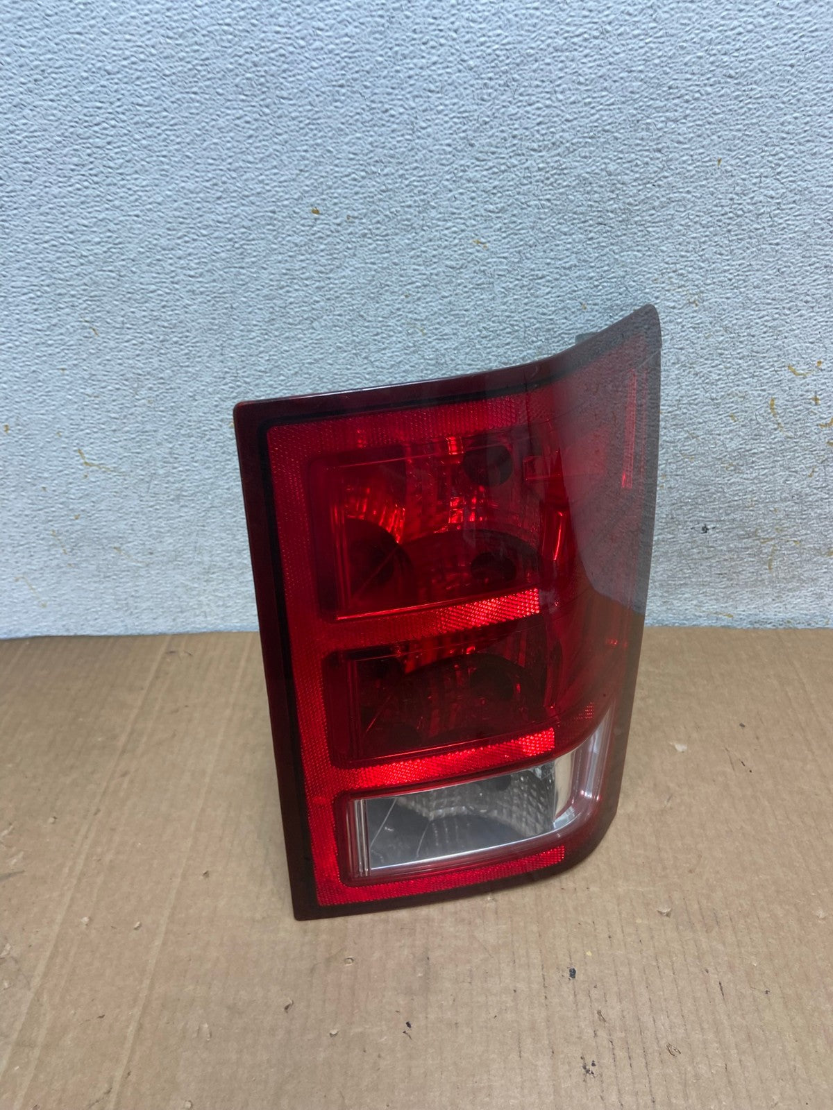 2005 - 2006 Jeep Grand Cherokee Right Passenger Rh Side Tail Light AI8435 LK2