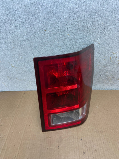 2005 - 2006 Jeep Grand Cherokee Right Passenger Rh Side Tail Light AI8435 LK2