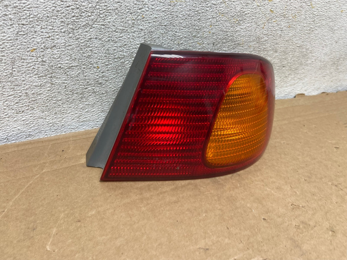 1998 1999 2000 Toyota Corolla Right Passenger Side Tail light AH8301 LK1