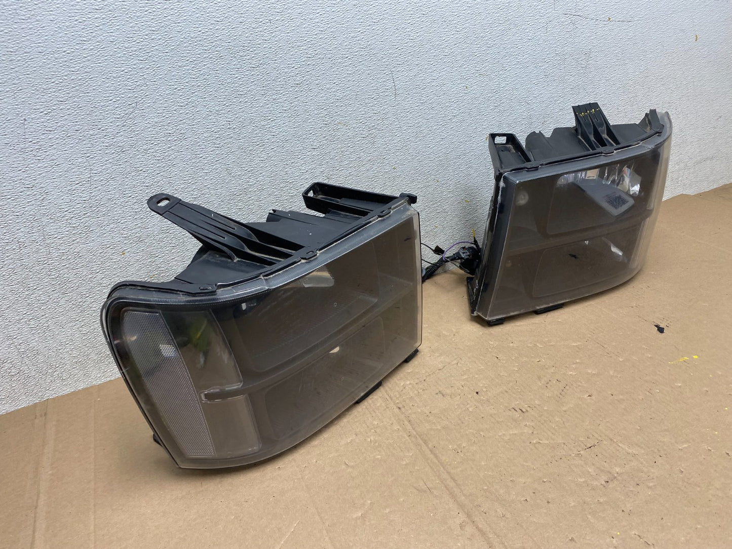 2007 - 2014 GMC Sierra Left+Right Side Black Halogen Headlights Q1572 DW2