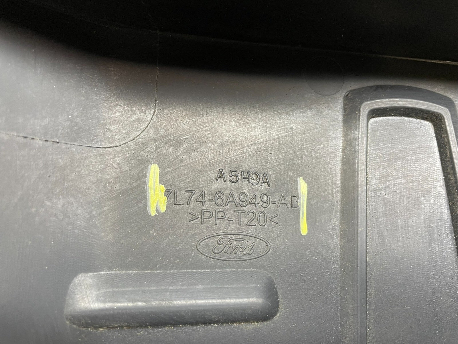 2007 to 2014 Lincoln Navigator 5.4L V8 Engine Motor Cover D7550 DG12
