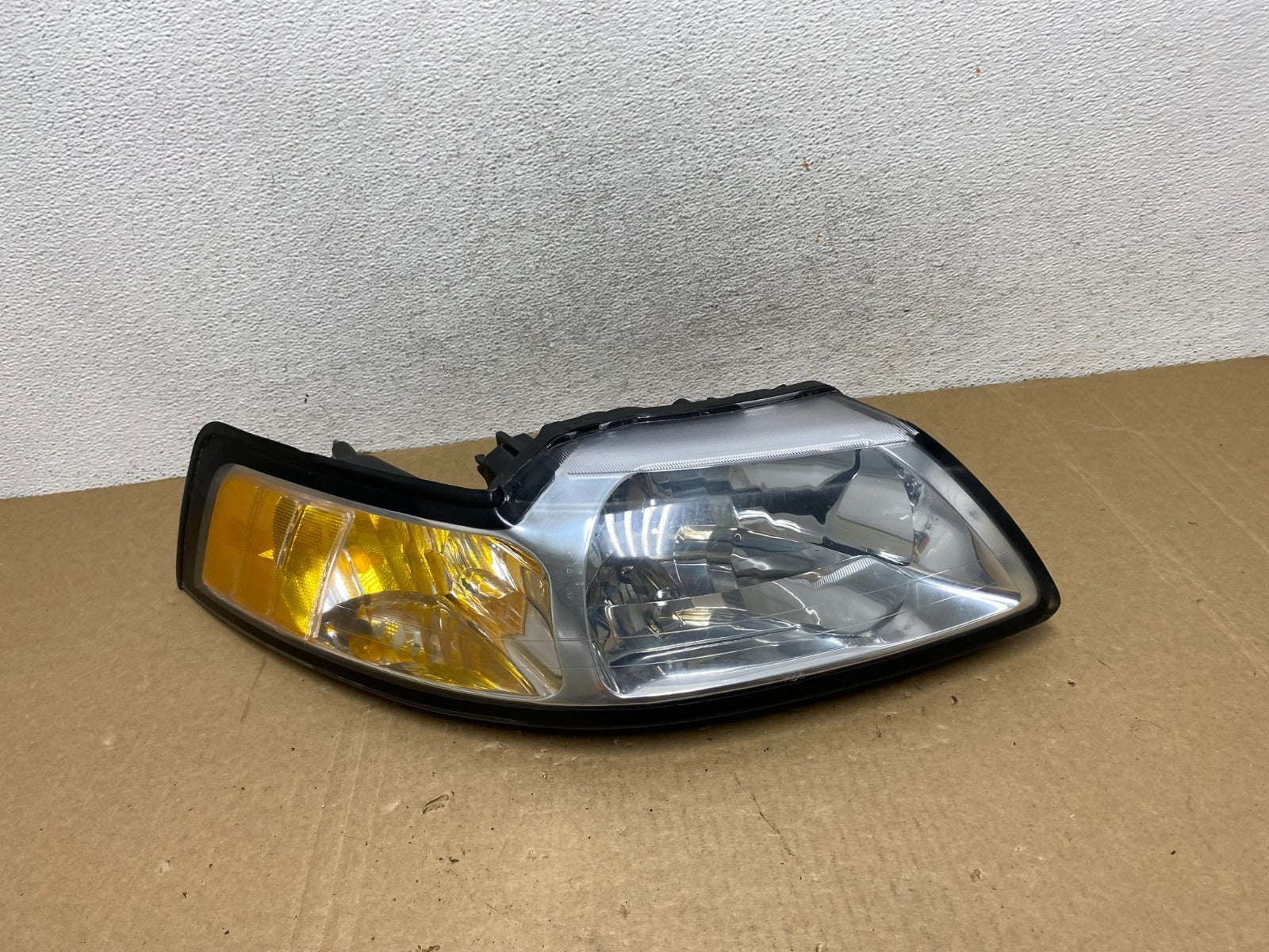 1999 to 2004 Ford Mustang Right Passenger RH Side Headlight AF9950 DW0