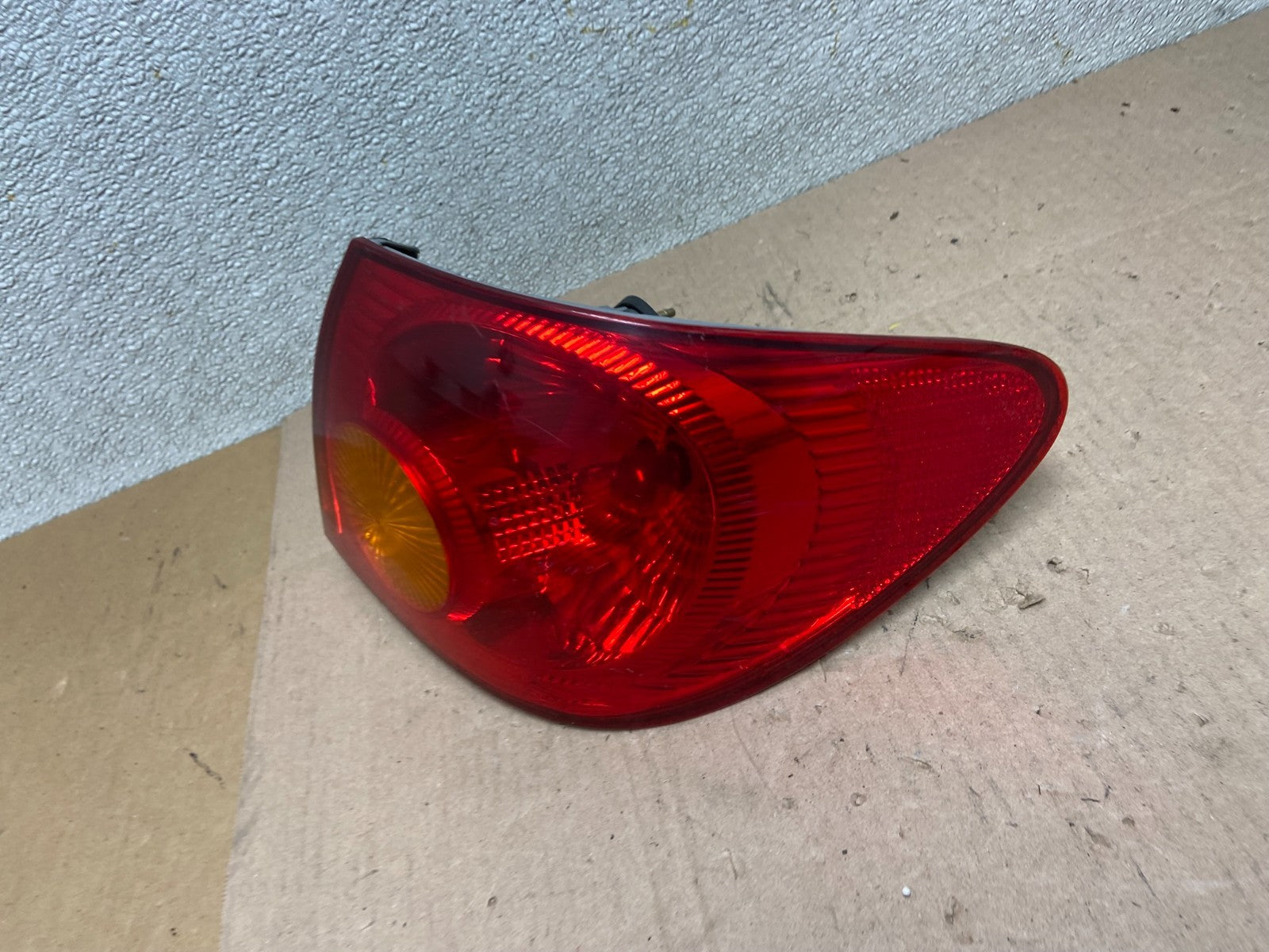 2003 to 2005 Toyota Corolla Right Passenger RH Side Tail Light Oem AA0411 DW1