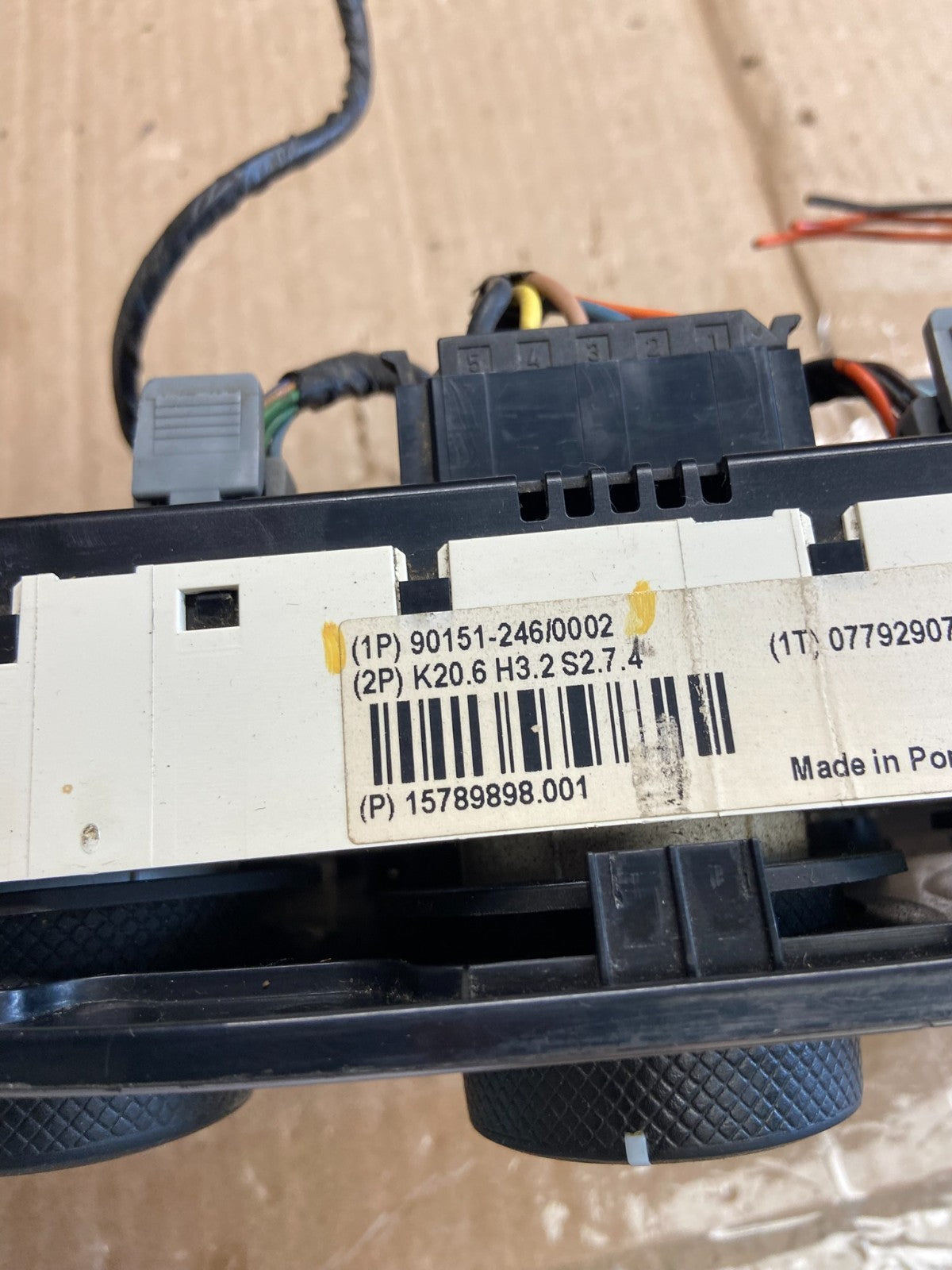 2006 to 2010 Hummer H3 Center Cosnole A/C Climate Control Radio Bezel AH5579 DW4