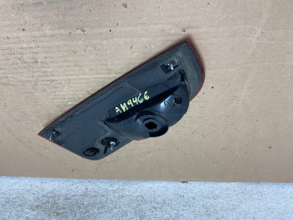 1998-2002 Lincoln Navigator Right Passenger Side Tail Light Inner AH9466 LK4