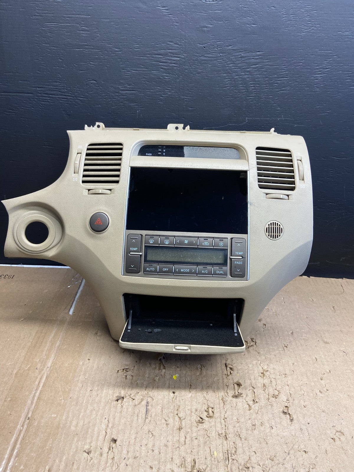 2006 to 2011 Hyundai Azera Radio Climate Control Trim Panel Bezel AB5791 DG1